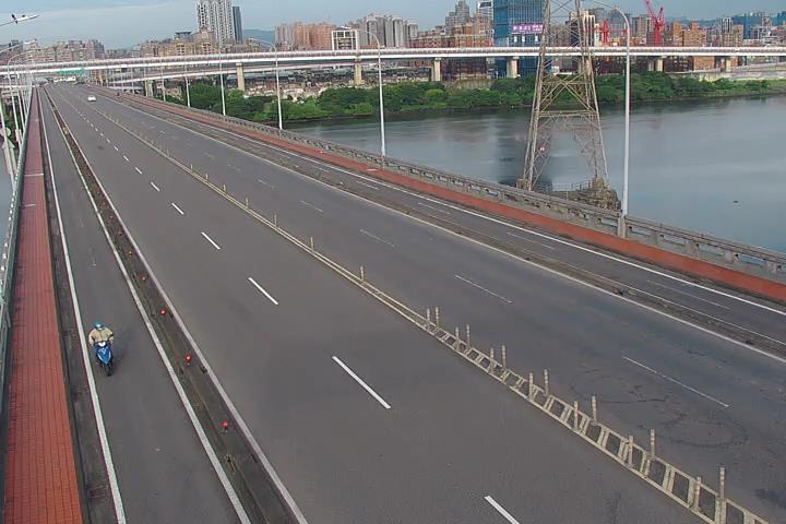 台北市道路  081-環河快萬板大橋 距離1.4公里 氣溫28度