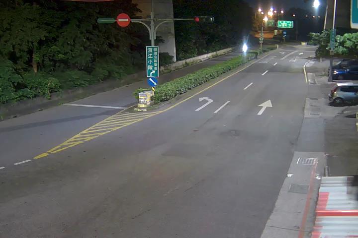 台北市道路 240-濱江街大佳國小大門右側(號誌桿)