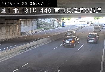 國道一號 181K+440 南屯交流道穿越道即時影像