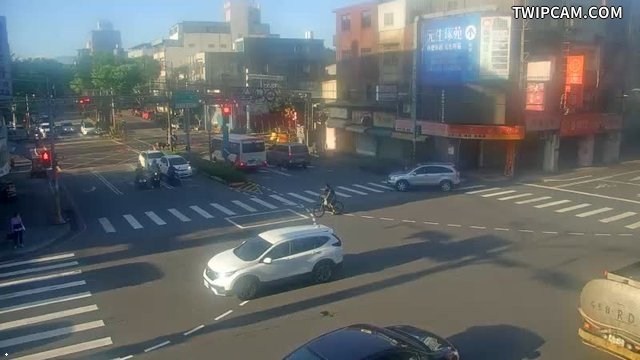 桃園市道路 中華路興仁路口(久丹努眼鏡行前號誌桿)即時影像