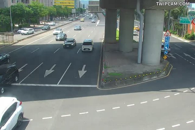 台北市道路 民權東路6段與堤頂大道1段路口號誌桿即時影像