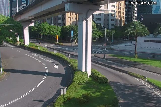 台北市道路 經貿一路環東大道槽化島即時影像