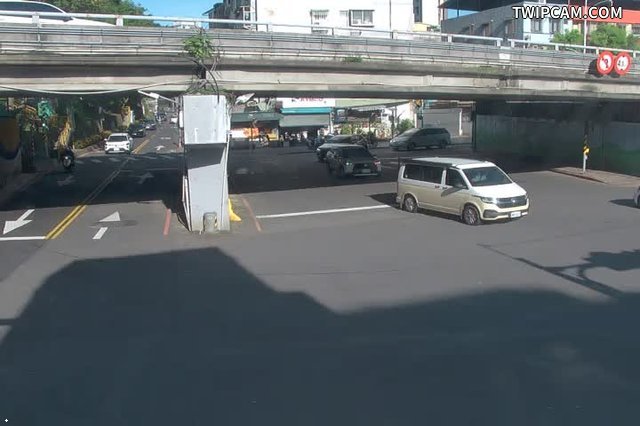 台北市道路 雙溪街與至誠路口即時影像