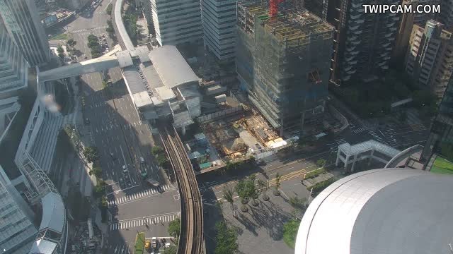 台北市道路 經貿二路131號(LaLaport商場)即時影像
