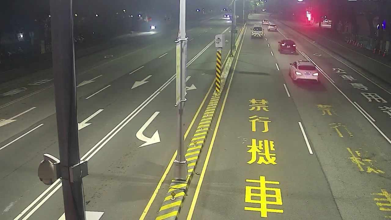 台中市道路 臺灣大道/東大路(右側車流往文心路),Taiwan Blvd/Dongda Rd (Right side Traffic flow to Wenxin Rd)即時影像