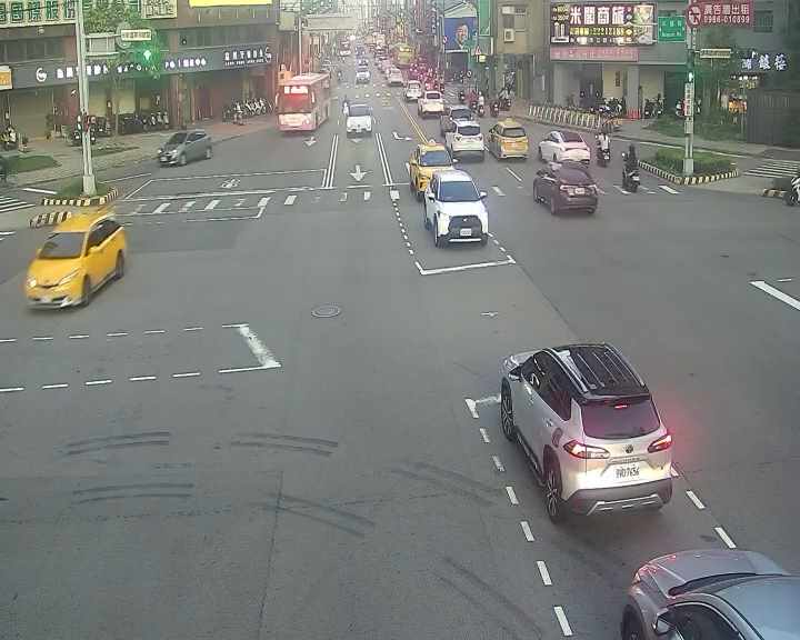 台中市道路 臺灣大道/五權路(右側車流往台中車站),Taiwan Blvd/Wuquan Rd(Right side Traffic flow to Taichung Station)即時影像