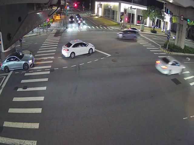 台中市道路 文心路/櫻花路(右側車流往長安國小),Wenxin Rd/Yinghua Rd (Right side Traffic flow to Chanes School)即時影像