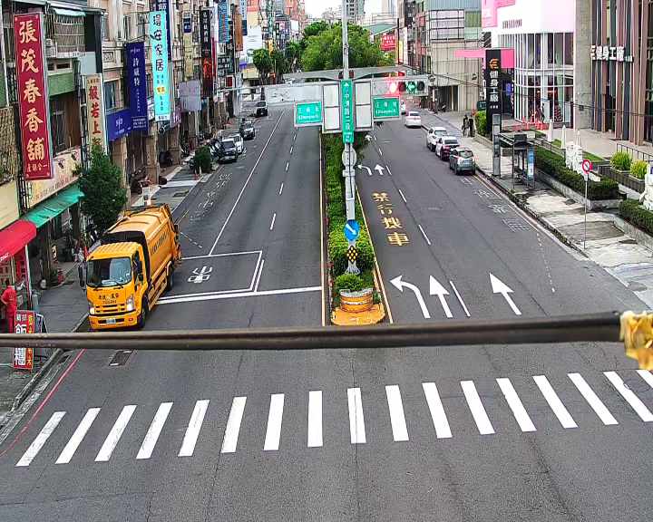 台中市道路 中清路/庄美街(右側車流往文心路),Zhongqing Rd/Zhuangmei Street (Right side Traffic flow to Wenxin Rd)即時影像