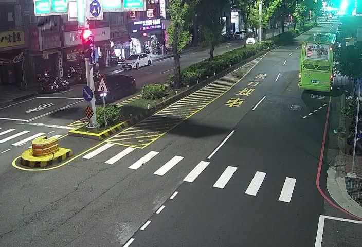 台中市道路 中清路/雷中街 (右側車流往文心路)Zhongqing Rd /Leizhong St (Right side Traffic flow to Wenxin Rd )即時影像