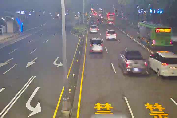 台中市道路 臺灣大道/東興路(右側車流往台中火車站),Taiwan Blvd /Dongxing Rd.(Right side Traffic flow to Taichung Station)即時影像