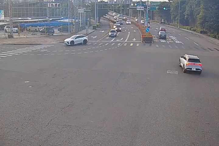 台中市道路 高鐵東路/高鐵五路(右側車流往台74),Gaotie E. Rd.、Gaotie 5rd Rd.(Right side Traffic flow to Expressway no.74)即時影像
