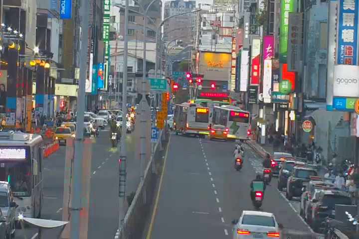 台中市道路 三民路/育才街(右側車流往公園路) Sanmin Rd./Yucai St.(Right side Traffic flow to Gongyuan Rd.)即時影像