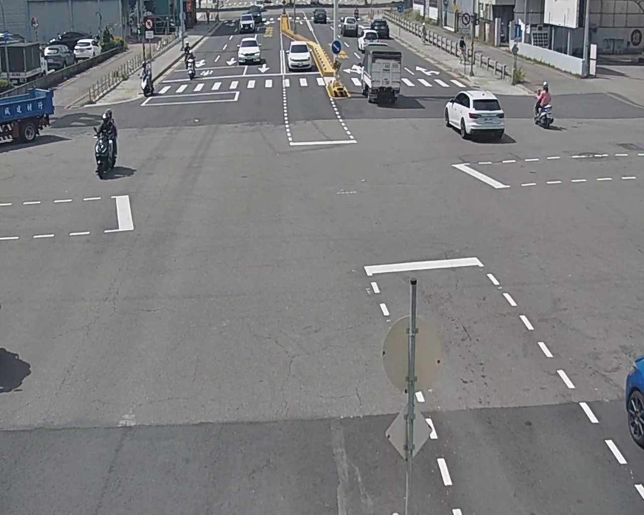 台中市道路 五權路/復興路(右側車流往建成路),Wuquan Rd/Fuxing Rd.(Right side Traffic flow to Jiancheng Rd.)即時影像