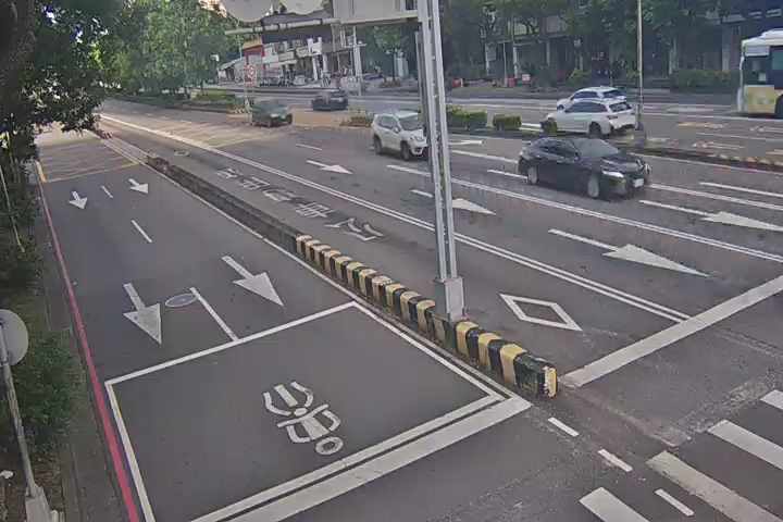 台中市道路 台灣大道/玉門路(右側車流往沙鹿) Taiwan Blvd/Yumen Rd.(Right side Traffic flow to Shalu)即時影像