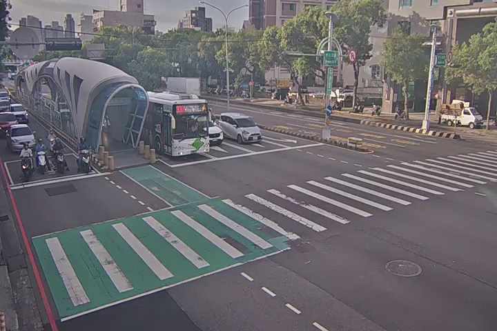 台中市道路 台灣大道/中工三路 (右側車流往環中路)Taiwan Blvd /Zhonggong 3rd Rd.(Right side Traffic flow to Huanzhong Rd.即時影像