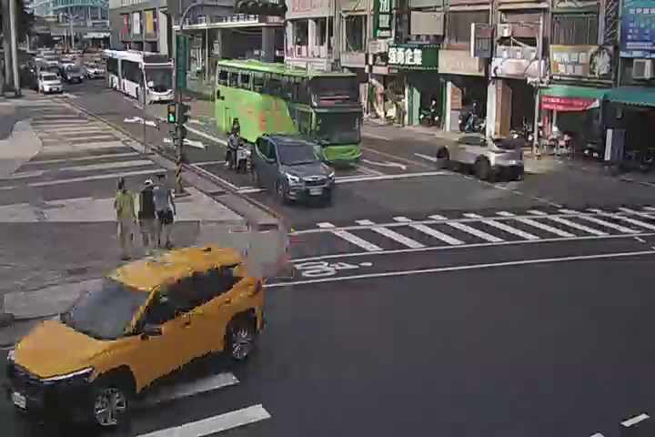 台中市道路 公園路/自由路(右側車流往雙十路方向),Gongyuan Rd./Ziyou Rd.Right side Traffic flow to Shuangshi Rd.)即時影像