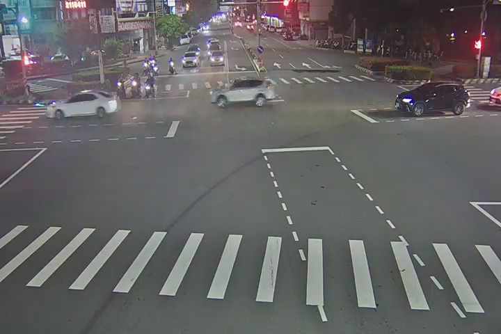台中市道路 進化路/精武路(右側車流往自由路),Jinhua Rd./Jingwu Rd.(Right side Traffic flow to Ziyou Rd.)即時影像
