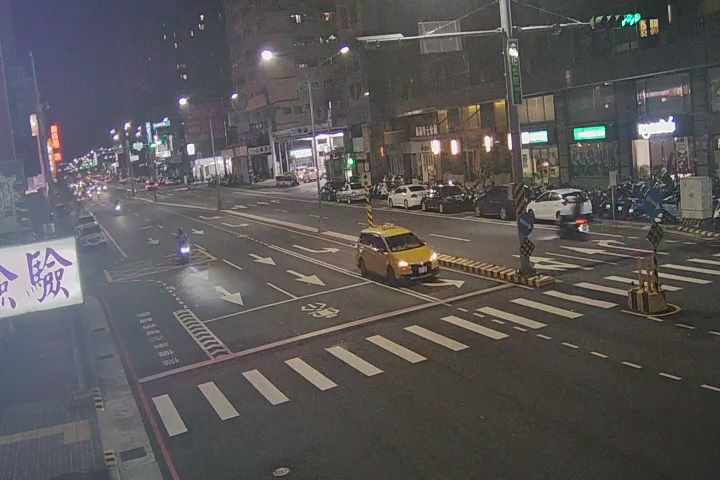 台中市道路 進化北路/學士路(右側車流往崇德路) Jinhua N. Rd./Xueshi Rd. (Right side Traffic flow to Chongde Rd.)即時影像