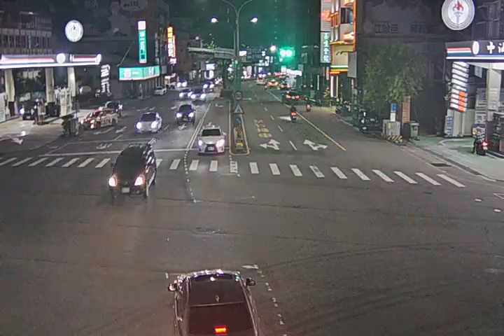 台中市道路 中清路/英才路(右側車流往五權路方向),Zhongqing Rd./Yingcai Rd.(Right side Traffic flow to Wuquan Rd.)即時影像