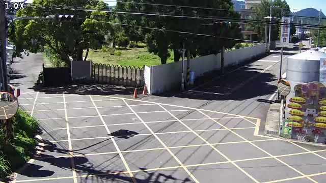 台中市道路 華豐街/興義街/興隆街 (右側車流往協興街)Huafeng St./Xingyi St./Xinglong St.(Right side Traffic flow to Xiexing St.)即時影像